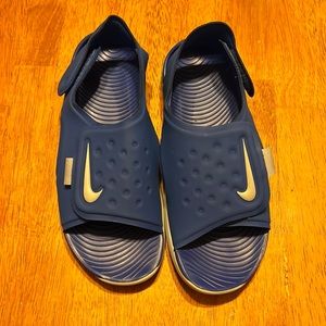 Big boys Nike Sandals. Size 4. Brand new. Never worn.